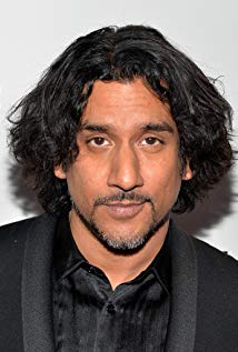 How tall is Naveen Andrews?